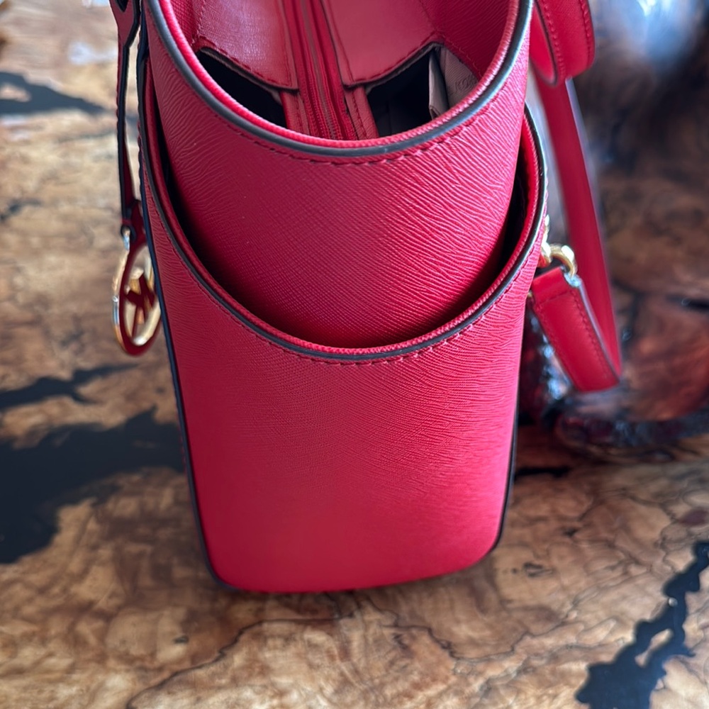 NWT Michael Kors Jet Set Travel Bright Red Shoulder Tote with Gold Chain Straps - Picture 4 of 8